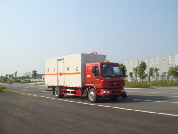 柳汽乘龍7.65米易燃氣體廂式運輸車